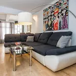 Relaxing 2Bd Apartment, Ground Floor - Walk To Old Town