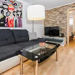 Relaxing 2Bd Apartment, Ground Floor - Walk To Old Town