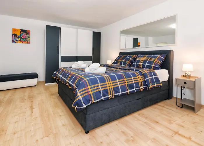 Relaxing 2Bd Apartment, Ground Floor - Walk To Old Town