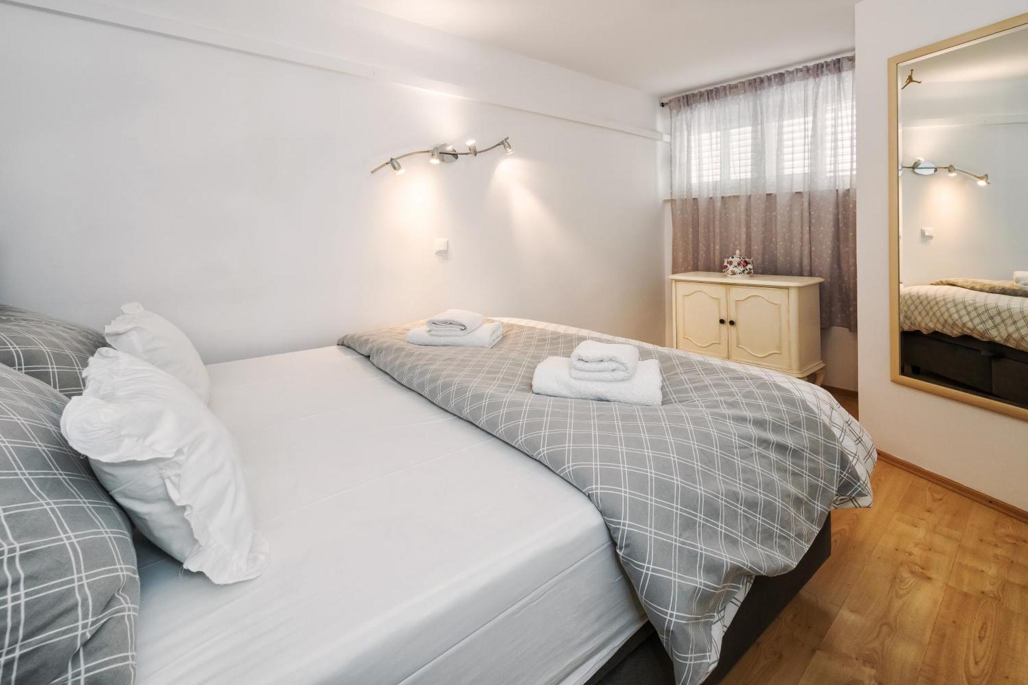 Relaxing 2bd Apartment, Ground Floor - Walk To Old Town Split