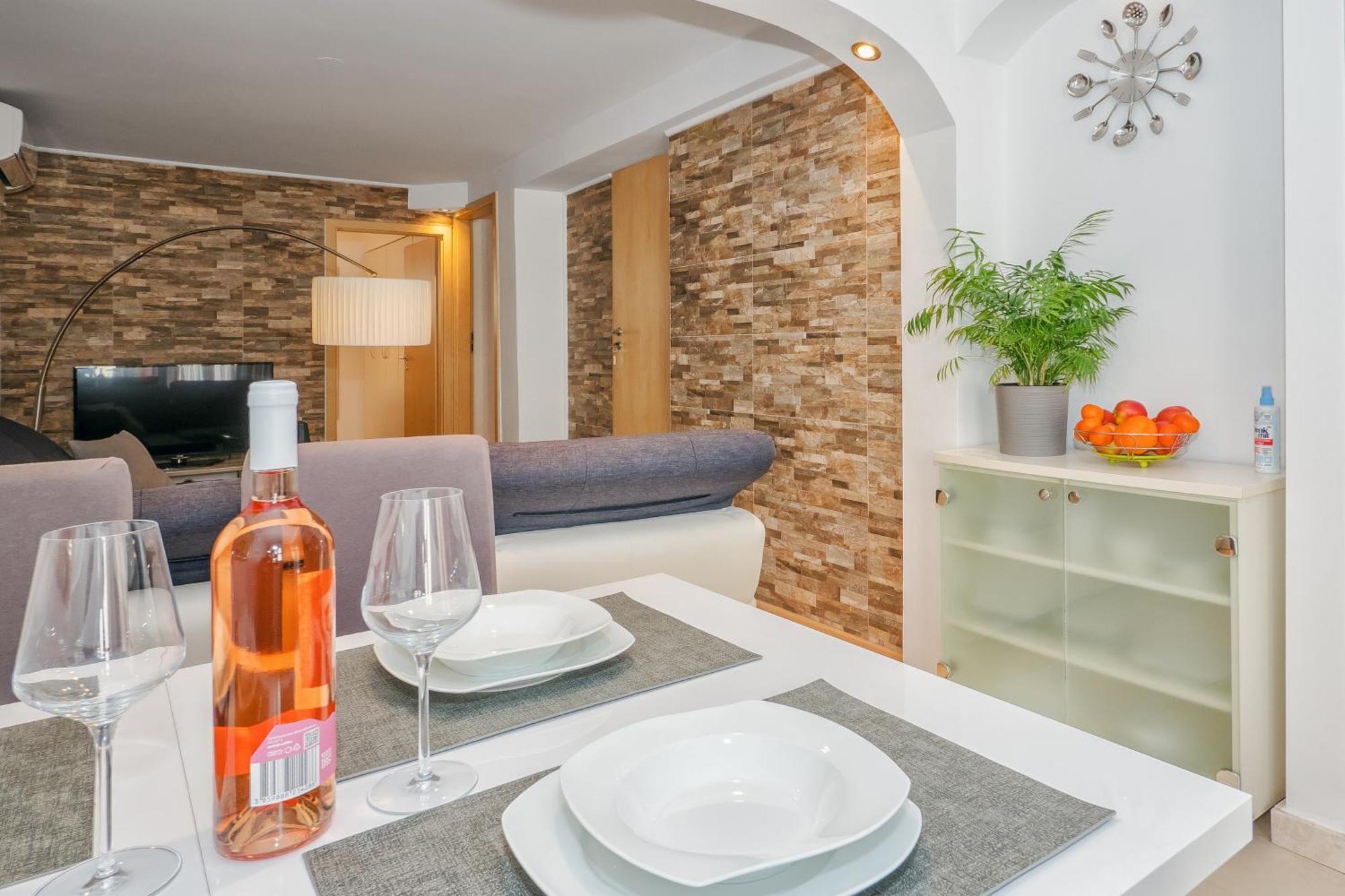 Relaxing 2bd Apartment, Ground Floor - Walk To Old Town Apartment Split